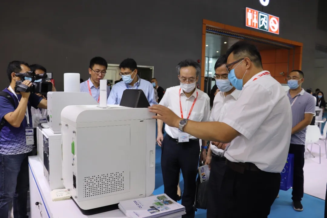 廣東省科技廳龔建文巡視員及中國(guó)廣州分析測(cè)試中心測(cè)試研究所陳江韓所長(zhǎng)一行蒞臨盛瀚展位參觀指導(dǎo) 廣東省科技廳龔建文巡視員及中國(guó)廣州分析測(cè)試中心測(cè)試研究所陳江韓所長(zhǎng)一行蒞臨盛瀚展位參觀指導(dǎo)